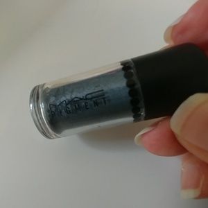 MAC Pigment in BLUE NOIR